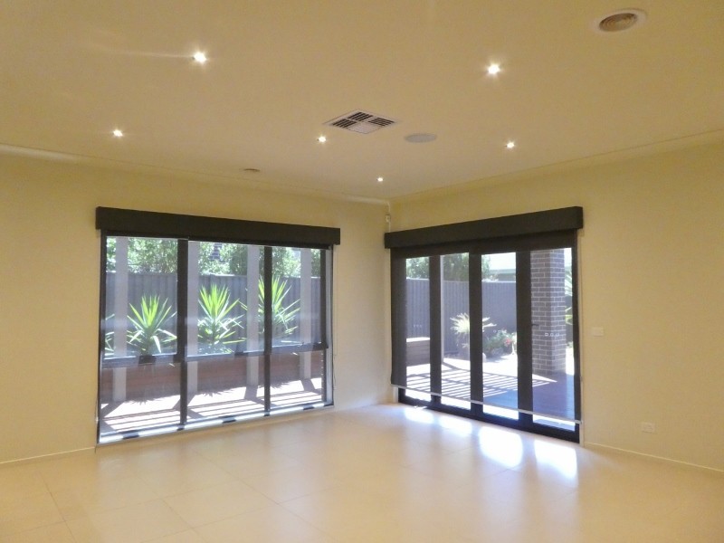 12 Kindred Avenue, Cranbourne North VIC 3977