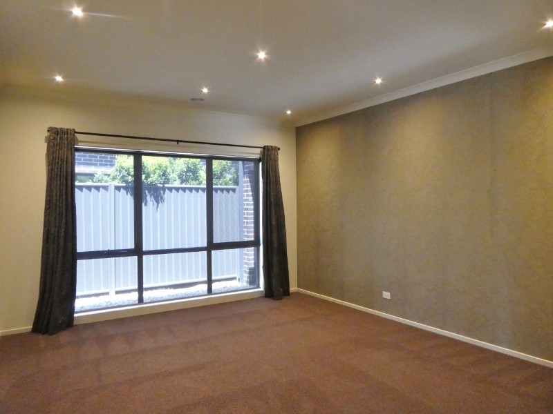 12 Kindred Avenue, Cranbourne North VIC 3977