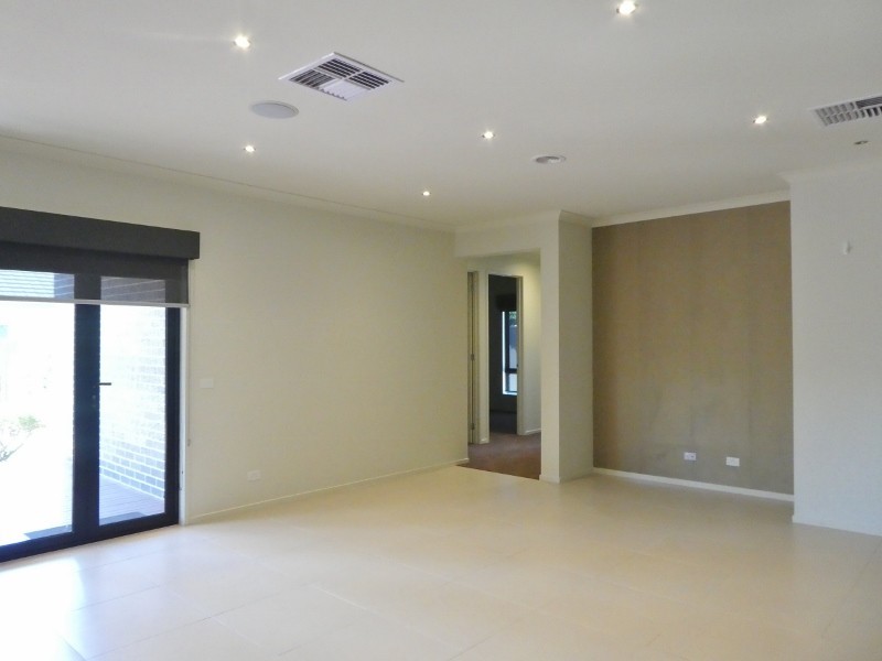 12 Kindred Avenue, Cranbourne North VIC 3977