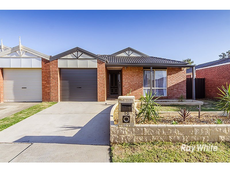 19 Charlotte Place, Cranbourne West VIC 3977