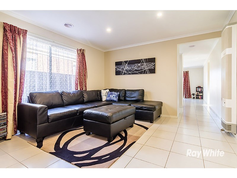 19 Charlotte Place, Cranbourne West VIC 3977