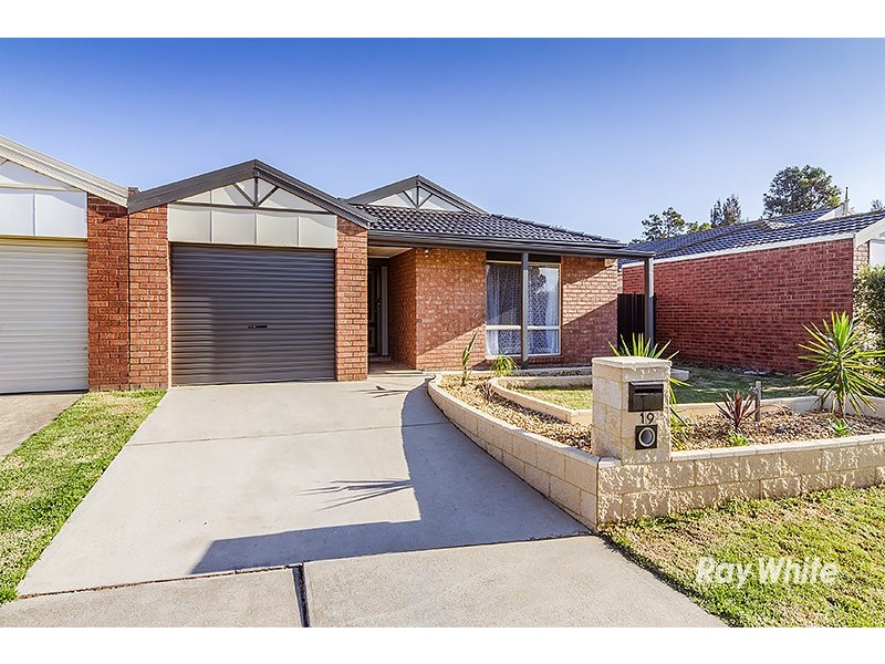 19 Charlotte Place, Cranbourne West VIC 3977