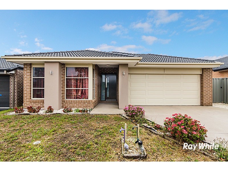 7 Arrow Road, Cranbourne East VIC 3977