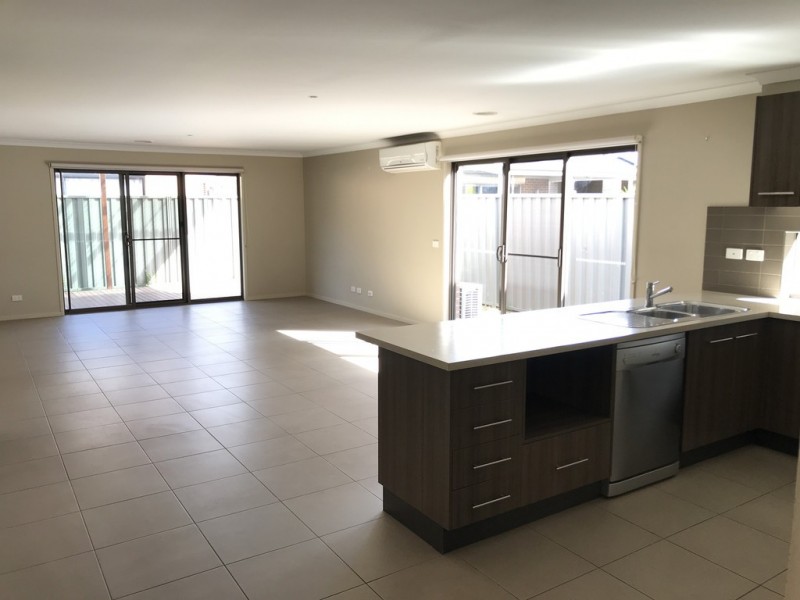 6 Pedigree Grove, Cranbourne East VIC 3977