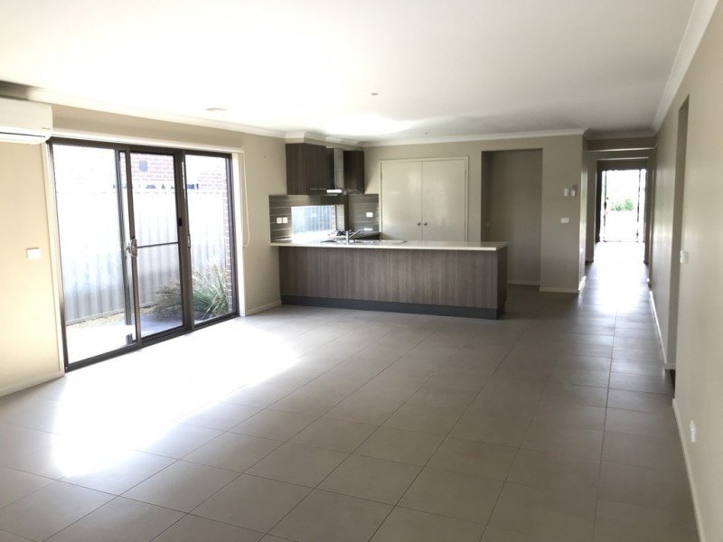 6 Pedigree Grove, Cranbourne East VIC 3977