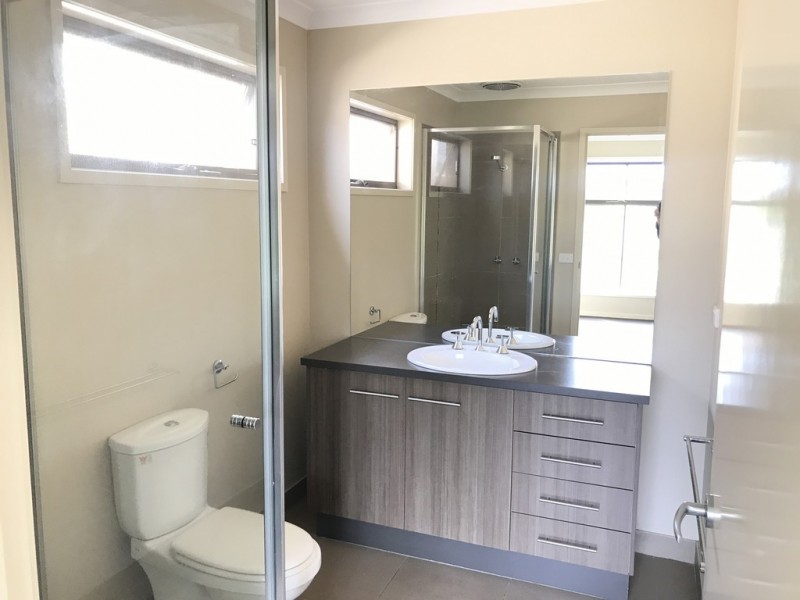 6 Pedigree Grove, Cranbourne East VIC 3977