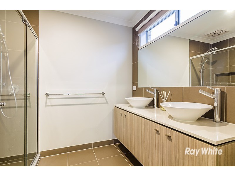 17 Guinea Flower Drive, Cranbourne West VIC 3977