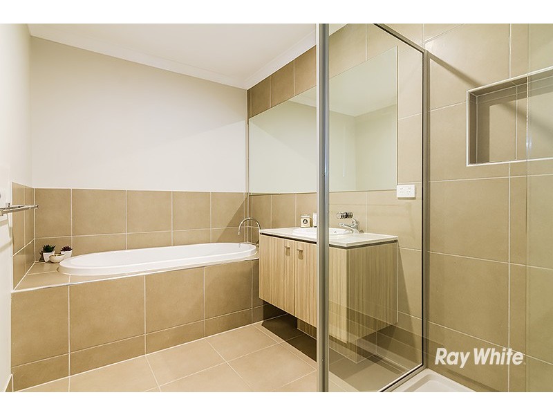 17 Guinea Flower Drive, Cranbourne West VIC 3977