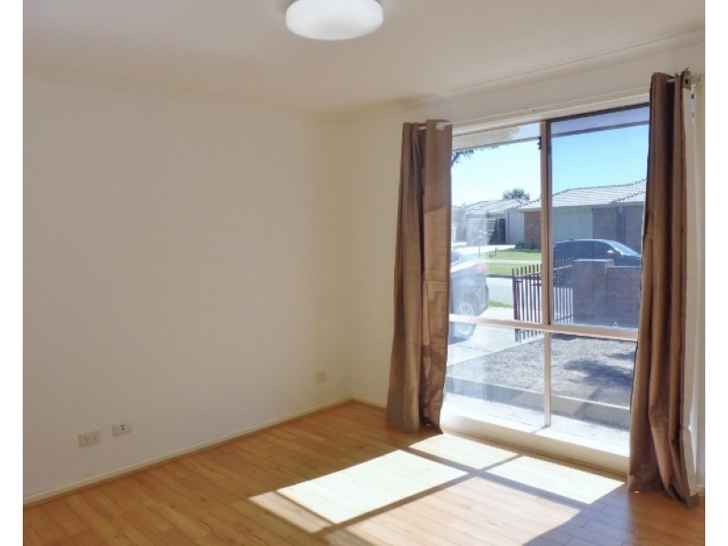 2/16 Jacinta Drive, Cranbourne West VIC 3977