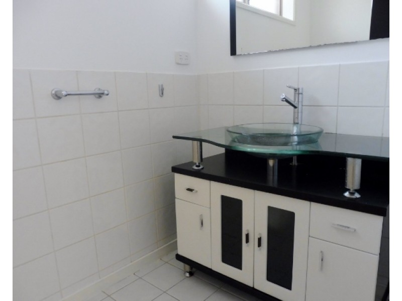 2/16 Jacinta Drive, Cranbourne West VIC 3977