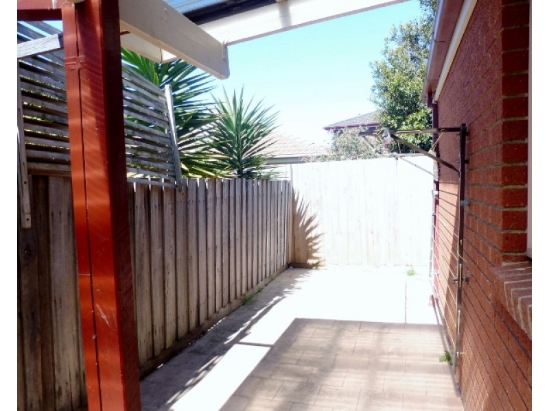 2/16 Jacinta Drive, Cranbourne West VIC 3977