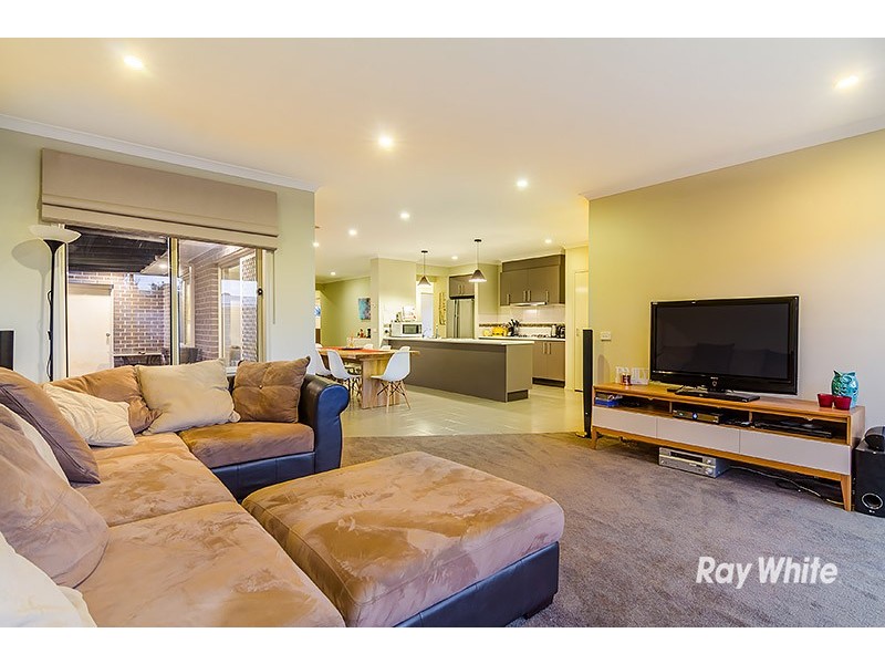 6 Yammerbook Way, Cranbourne East VIC 3977