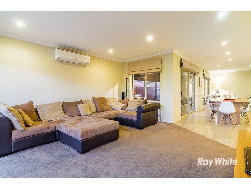 6 Yammerbook Way, Cranbourne East VIC 3977