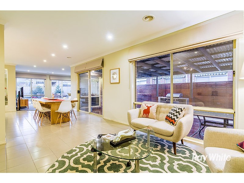 6 Yammerbook Way, Cranbourne East VIC 3977