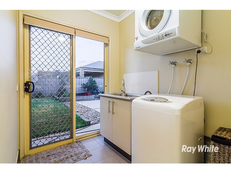 6 Yammerbook Way, Cranbourne East VIC 3977