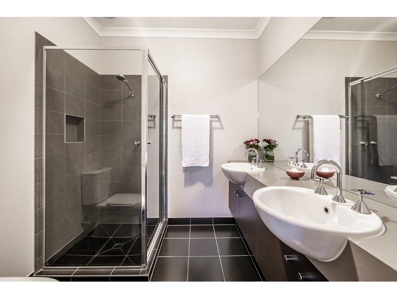 26 Fleuve Rise, Clyde North VIC 3978