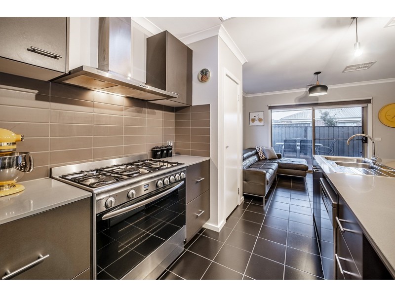 26 Fleuve Rise, Clyde North VIC 3978