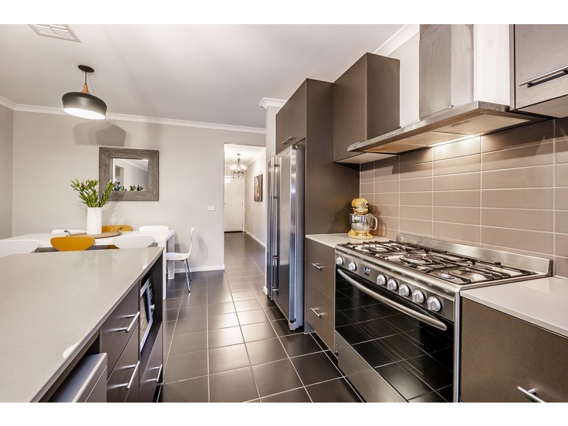 26 Fleuve Rise, Clyde North VIC 3978