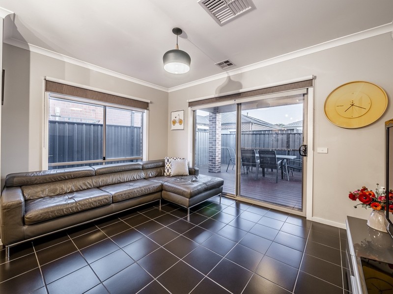 26 Fleuve Rise, Clyde North VIC 3978