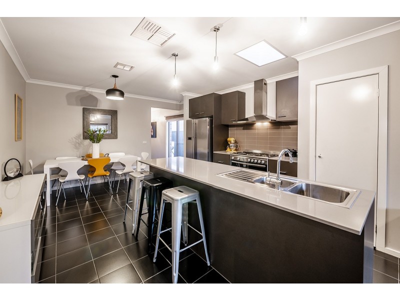 26 Fleuve Rise, Clyde North VIC 3978