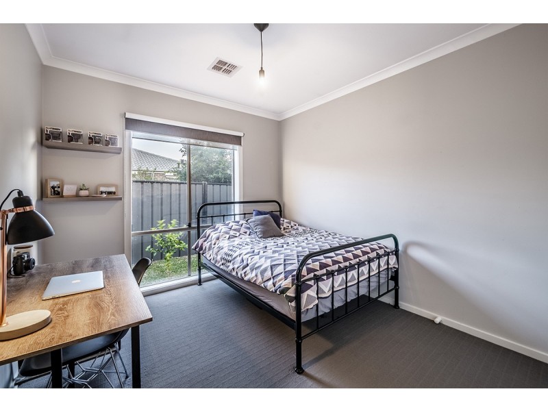 26 Fleuve Rise, Clyde North VIC 3978