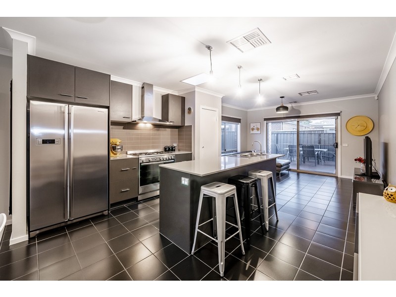 26 Fleuve Rise, Clyde North VIC 3978