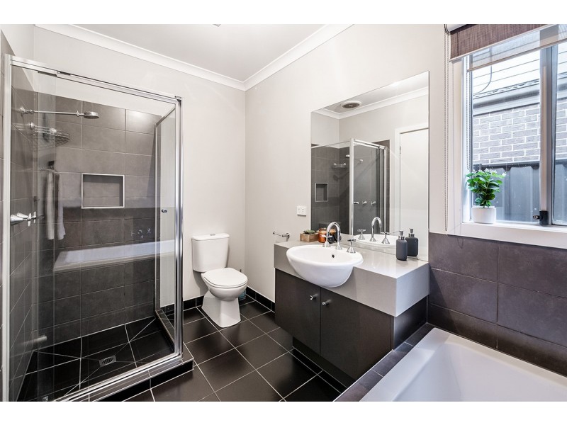 26 Fleuve Rise, Clyde North VIC 3978