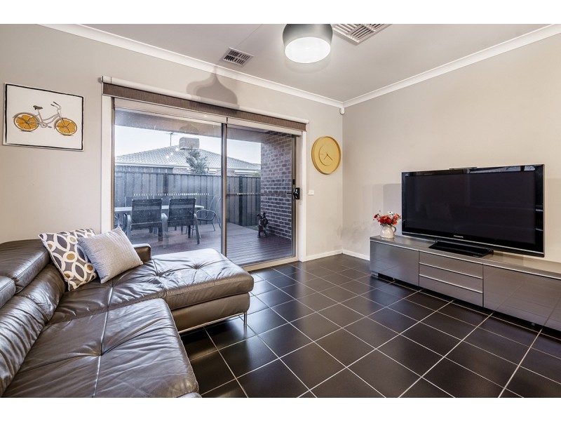 26 Fleuve Rise, Clyde North VIC 3978