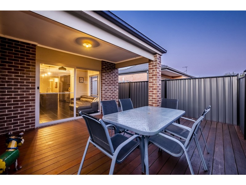 26 Fleuve Rise, Clyde North VIC 3978