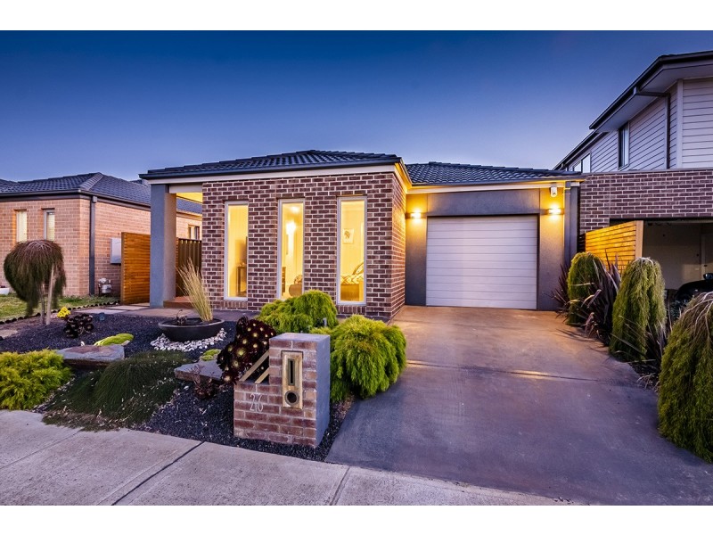 26 Fleuve Rise, Clyde North VIC 3978