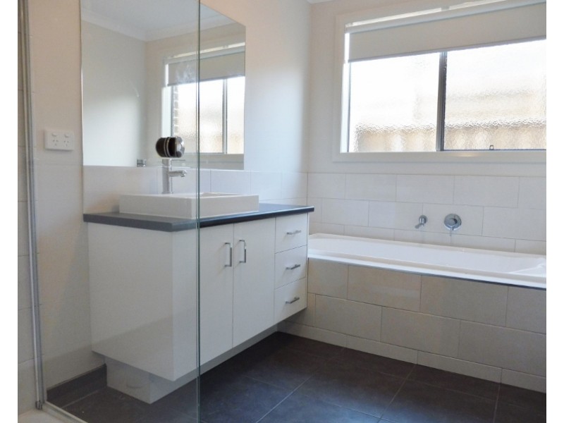 10 Statham View, Cranbourne West VIC 3977