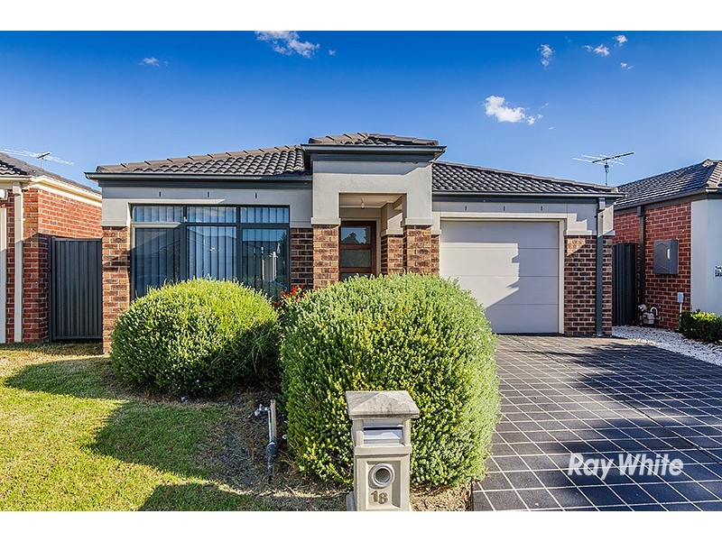 18 Cherry Blossom Chase, Pakenham VIC 3810