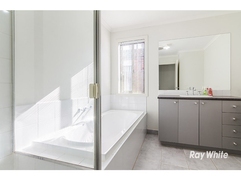 18 Cherry Blossom Chase, Pakenham VIC 3810