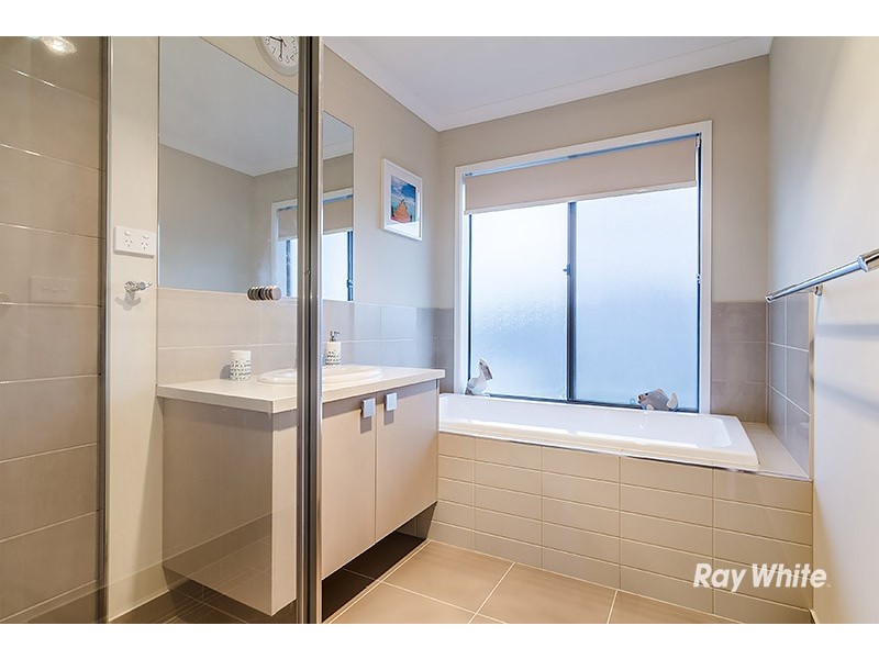 18 Emu Bush Drive, Cranbourne West VIC 3977