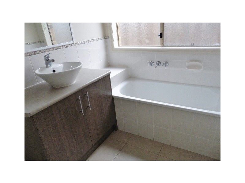 8 Chong Court, Berwick VIC 3806