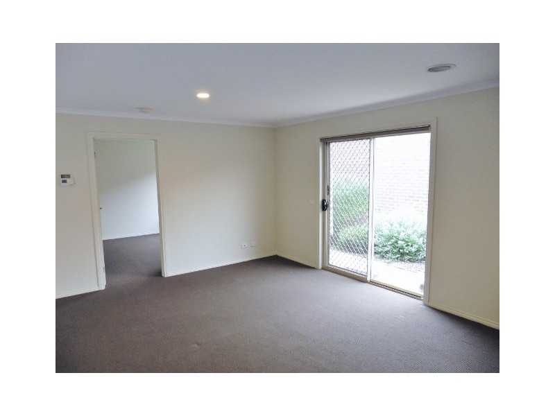 8 Chong Court, Berwick VIC 3806