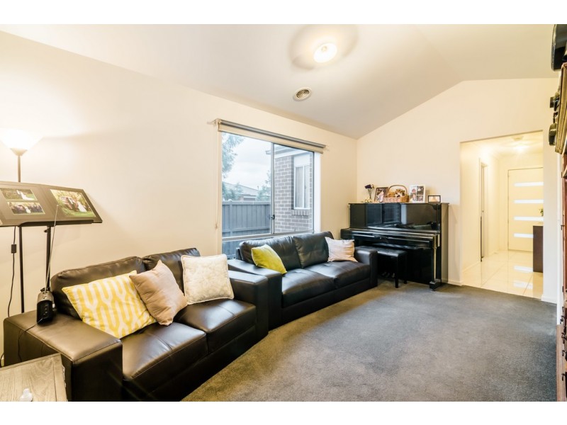 14 Ballymena Crescent, Cranbourne East VIC 3977