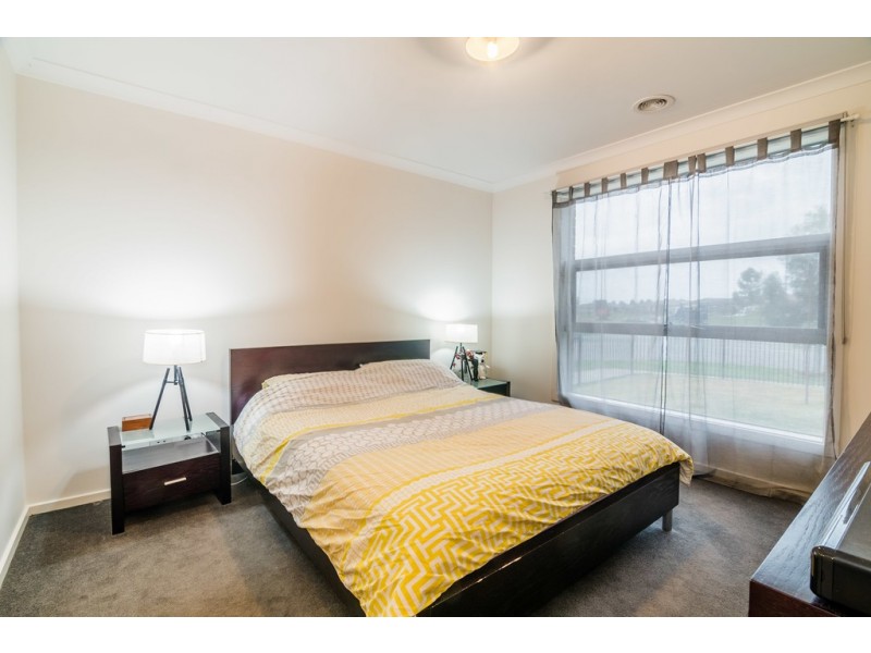 14 Ballymena Crescent, Cranbourne East VIC 3977