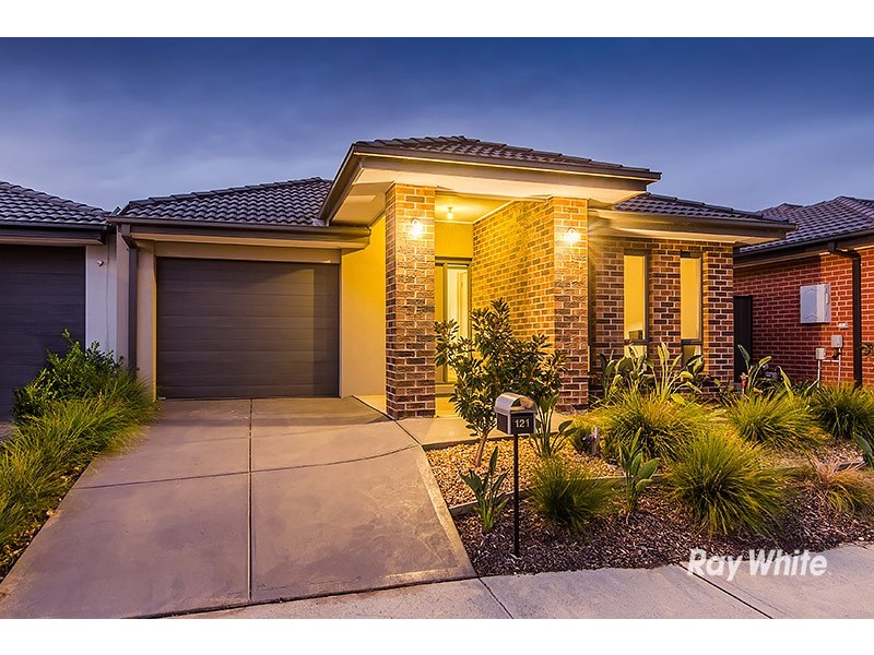 121 Selandra Boulevard, Clyde North VIC 3978