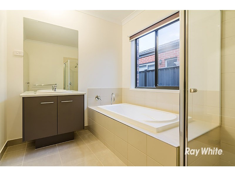 121 Selandra Boulevard, Clyde North VIC 3978