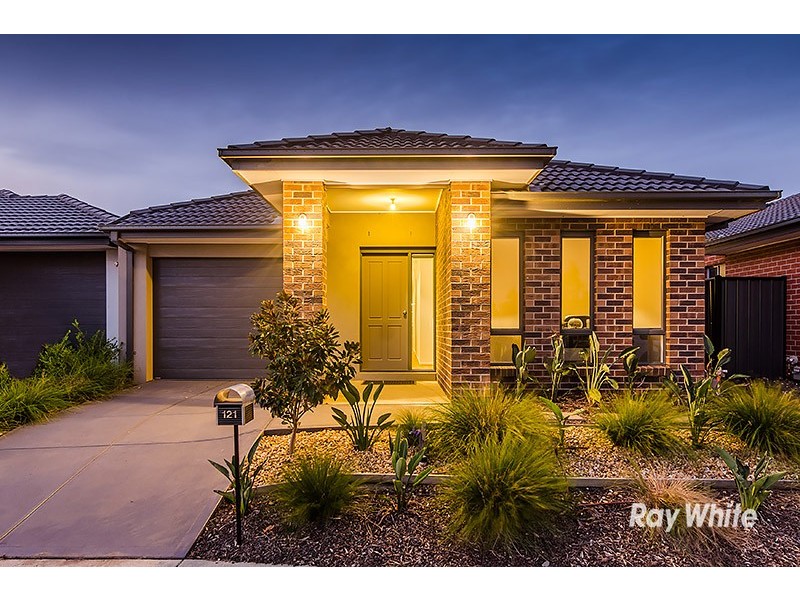 121 Selandra Boulevard, Clyde North VIC 3978