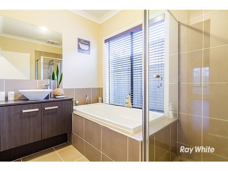 6 Tawleed Grove, Clyde North VIC 3978