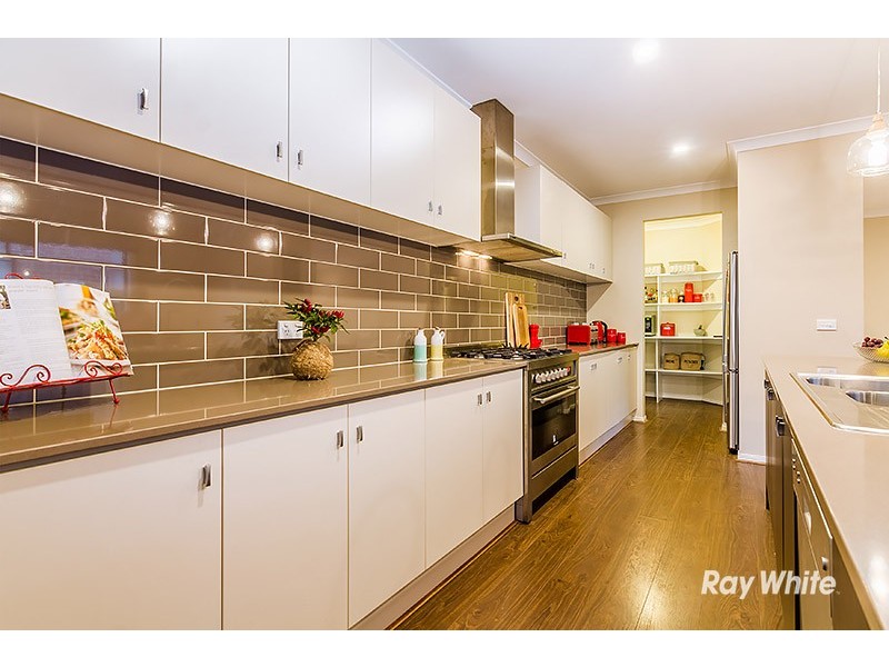 6 Tawleed Grove, Clyde North VIC 3978