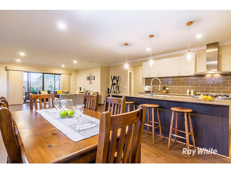 6 Tawleed Grove, Clyde North VIC 3978