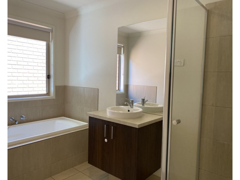 13 Rankin Close, Lynbrook VIC 3975