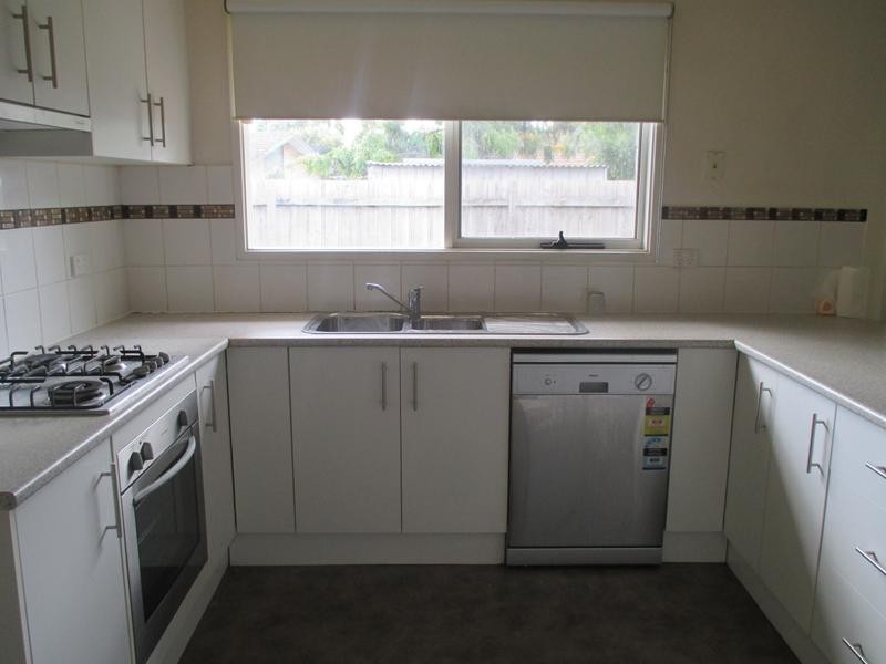 11 Thompsons Road, Cranbourne North VIC 3977