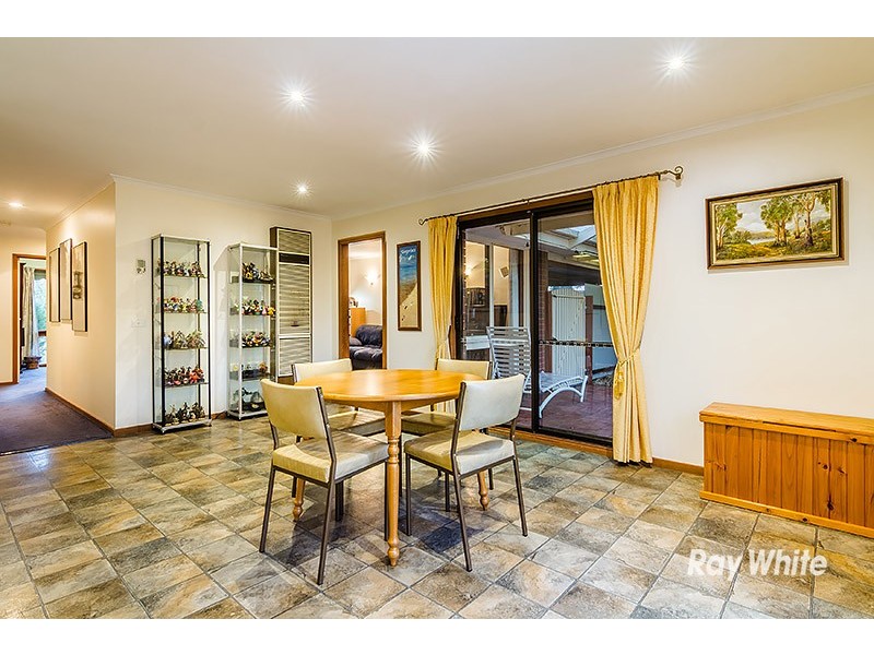 8 Cheshunt Court, Cranbourne North VIC 3977