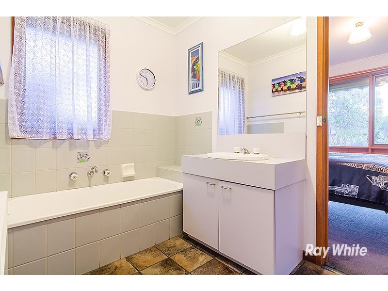 8 Cheshunt Court, Cranbourne North VIC 3977