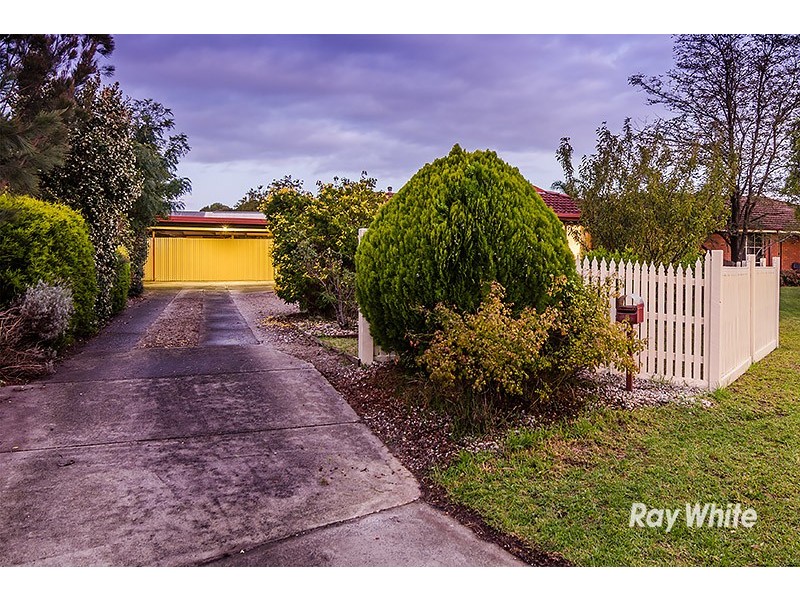 8 Cheshunt Court, Cranbourne North VIC 3977