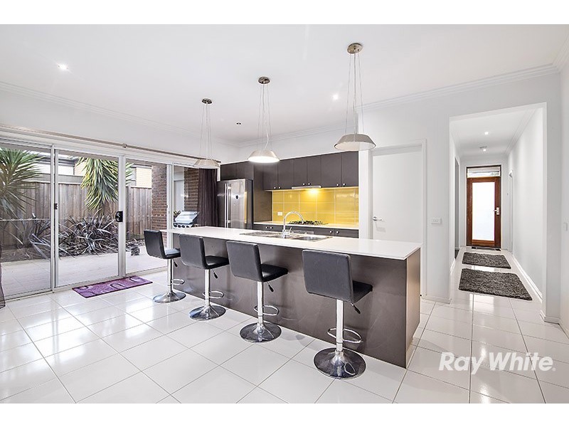 16 Nature Circuit, Cranbourne North VIC 3977